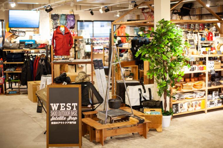アウトドアショップ内観（新潟WESTサテライト店）。キャンプ用品、釣り具、トレッキングウェアなどを取りそろえています