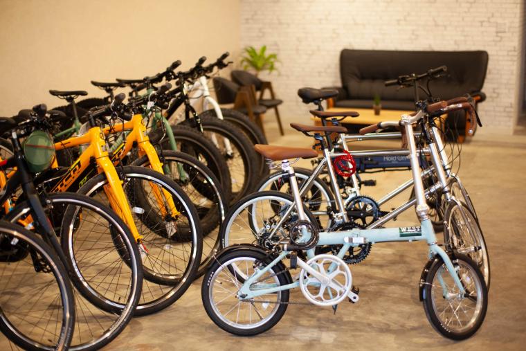 レンタサイクルは、軽量の折りたたみ自転車や電動アシスト自転車、雪道でも走行可能なファットバイクなど、さまざまな車種を用意