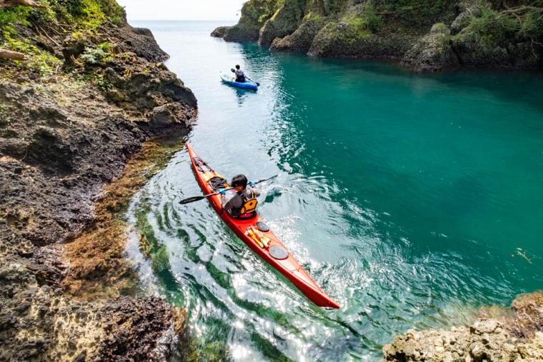 シーカヤックツアー（イメージ）。日本百景の加茂湖でのカヤック体験を楽しめます