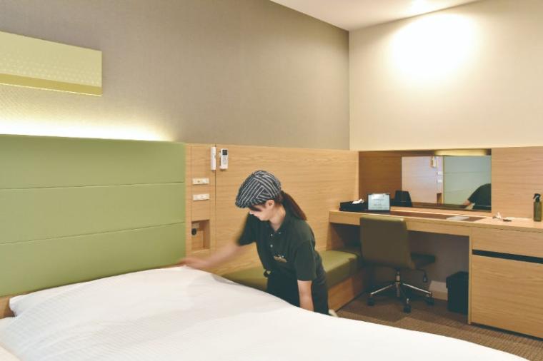 ベッドメイキングをするホテルスタッフ