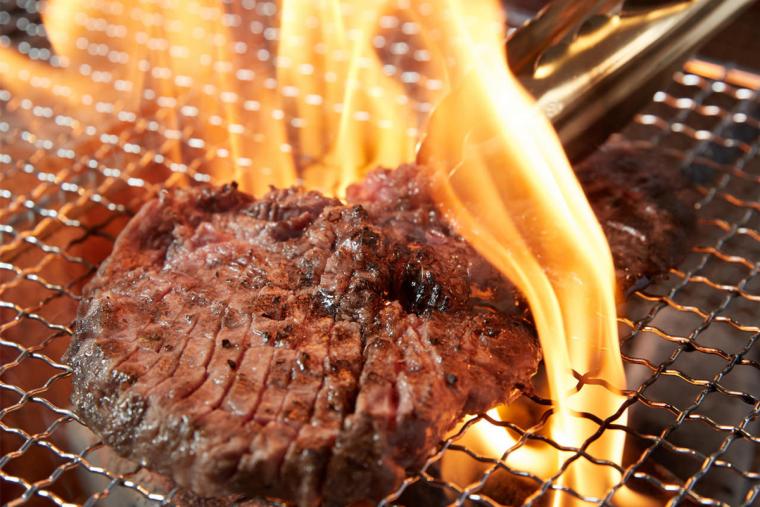 備長炭で豪快に焼き上げる炭火焼き