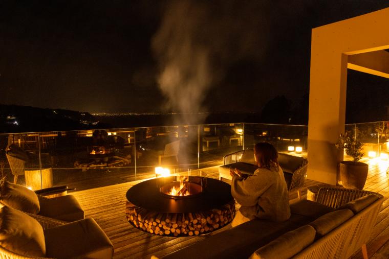 夜のテラスと焚き火