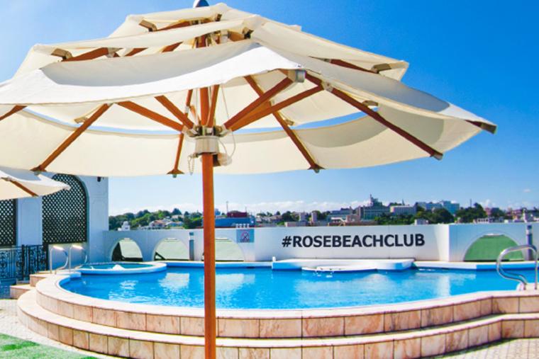 「ローズホテル横浜」屋上プール