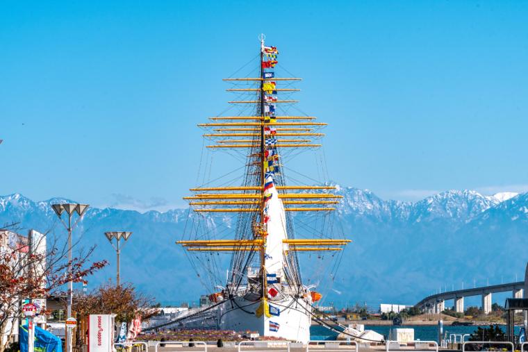 海王丸と立山連峰