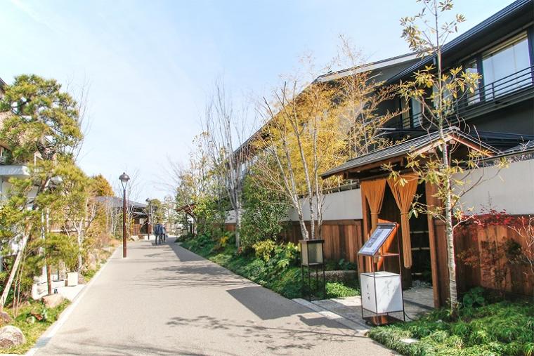 駅から出た瞬間、まるで古都の路。「由縁別邸 代田」