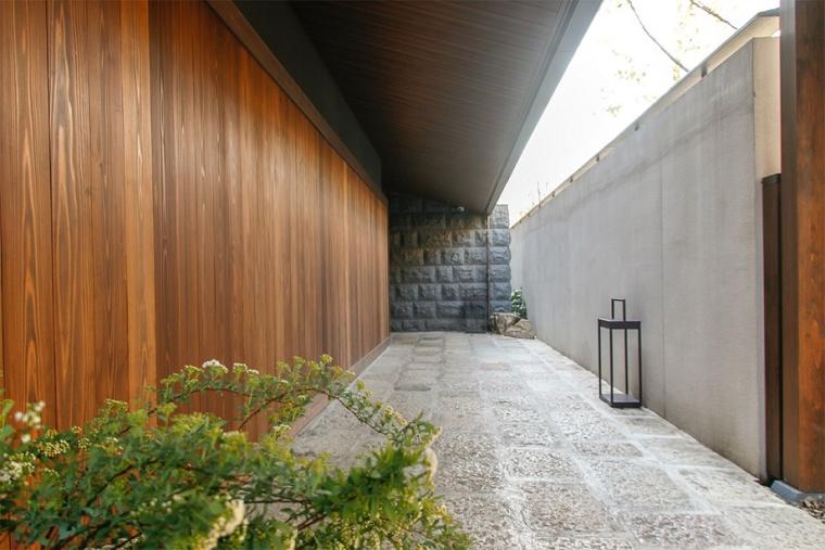 駅から出た瞬間、まるで古都の路。「由縁別邸 代田」