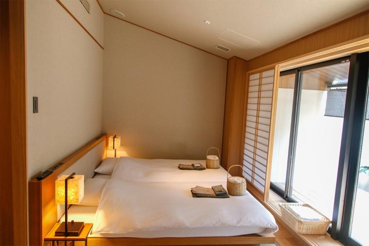 静寂の中、露天風呂でゆったりと。居心地の良い客室