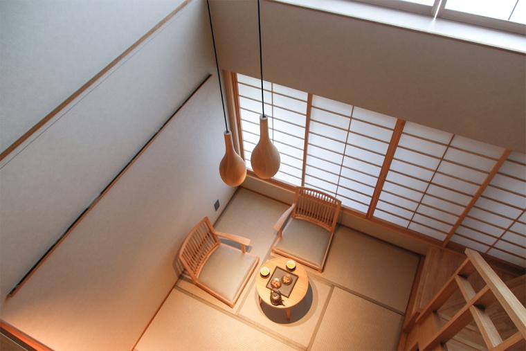 静寂の中、露天風呂でゆったりと。居心地の良い客室