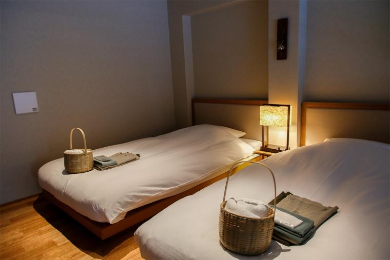 静寂の中、露天風呂でゆったりと。居心地の良い客室