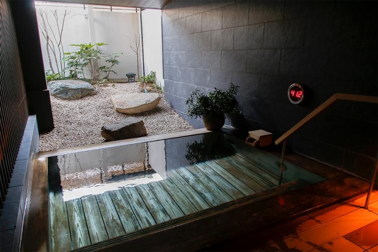 女湯にはアロマの香るミストサウナも。半露天の温泉でリラックス