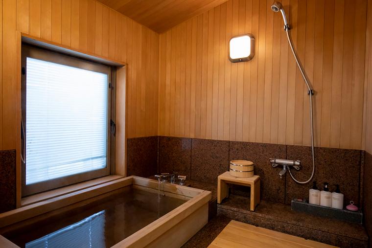 「雲仙温泉 旅亭 半水盧」ヒノキ風呂の客室内風呂