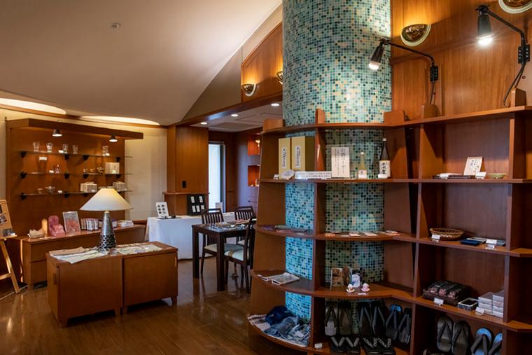 「雲仙温泉 旅亭 半水盧」フロント前のショップ