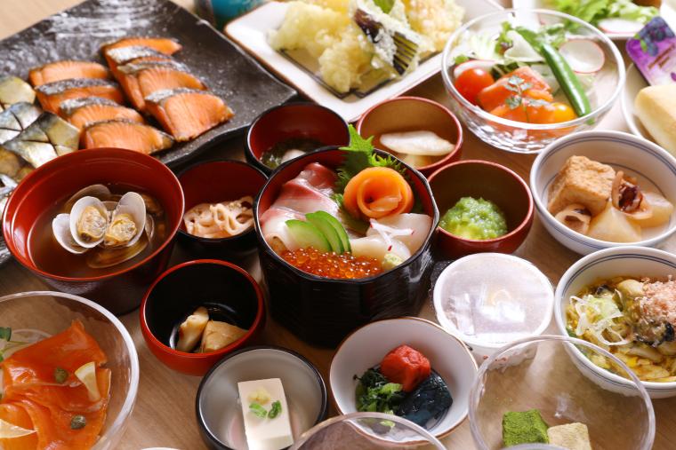 「味めぐり小鉢横丁」には一口ずつ小鉢に取り分けており、さまざまなメニューが楽しめます