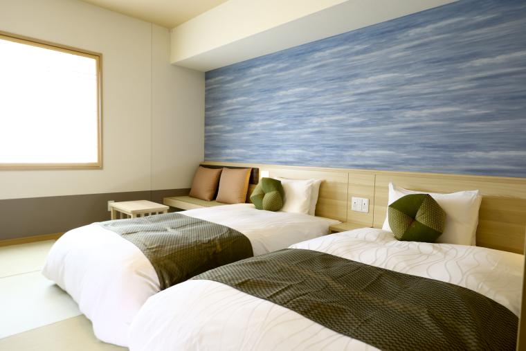 デラックスツインルーム。21.25～25.93平方メートルの広さの部屋に、幅110cmのサータ社製ベッド2台を備えています