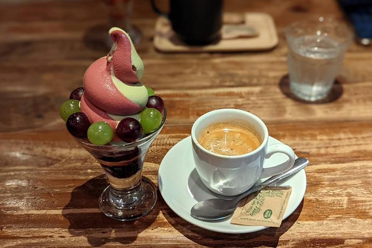 札幌しめパフェ　イニシャル