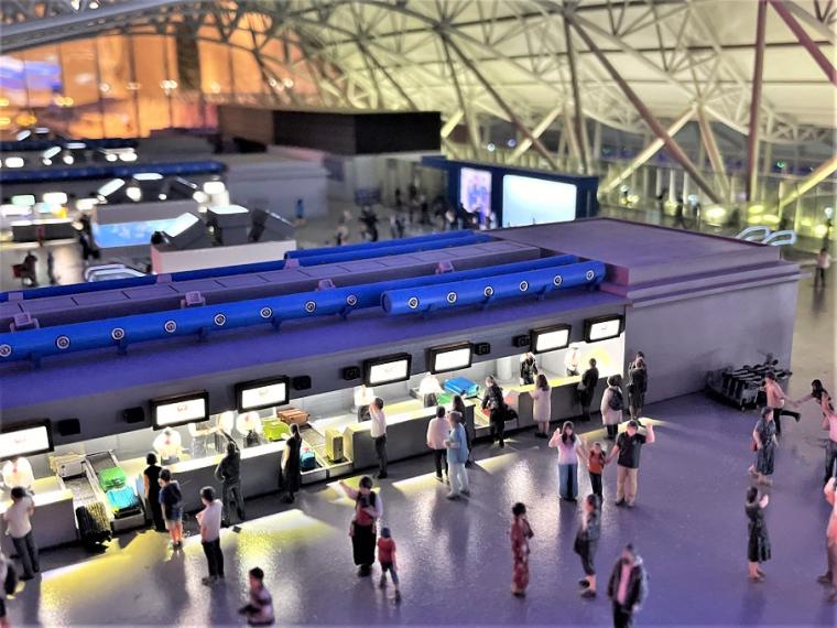 空港内を行きかう人々