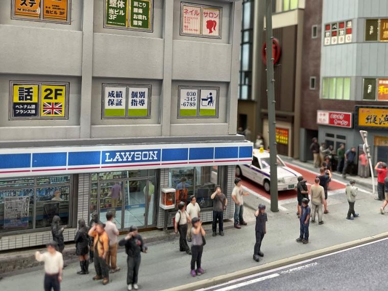 フィギュアになってミニチュアの世界の住人に