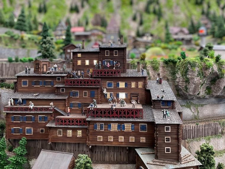 街では様々な物語が繰り広げられている