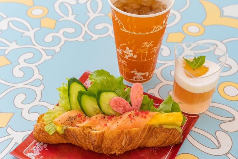 「サーモンとエッグのサンドウィッチ」とピーチゼリー、ソフトドリンク