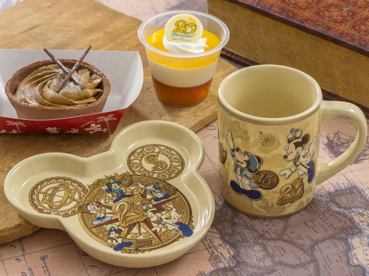 「コーヒークリームタルト、スーベニアカップ付き（写真左）」「紅茶ゼリー＆オレンジ・バニラムース、スーベニアカップ付き（写真右）」