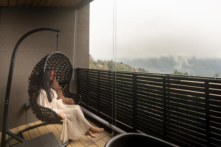 最上階客室のバルコニーにはハンギングチェアも