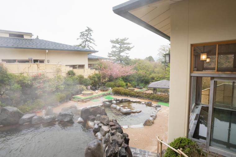 「箱根小涌園 元湯 森の湯」の露天風呂