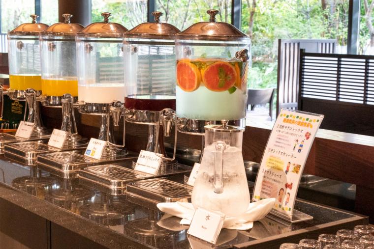 朝食ビュッフェのドリンク