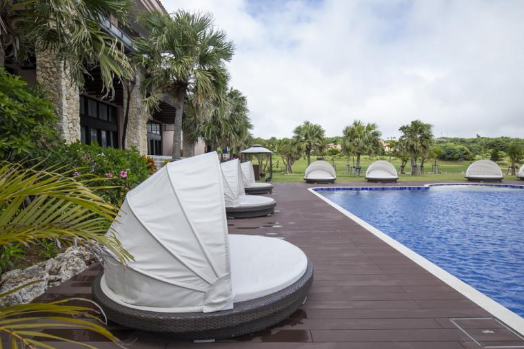 デッキチェアやドーム型のペアシート