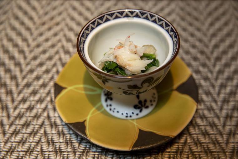 見た目も美しい器に盛りつけられた一品