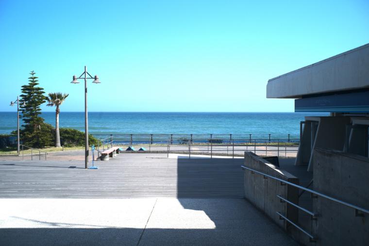 ゲートを抜けると海