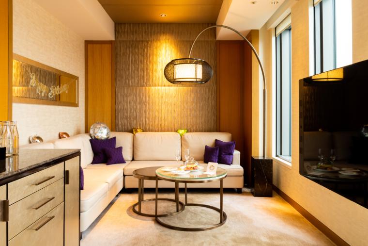 「マンダリン コーナー スイート」のリビングルーム