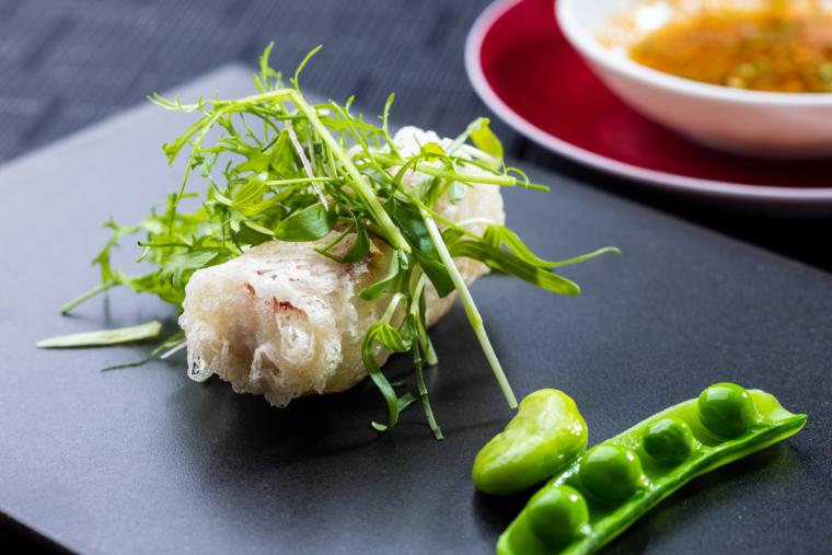 沖縄産尾長鯛のライスペーパー包み揚げ オリエンタルな香りのライムソース 春野菜添え