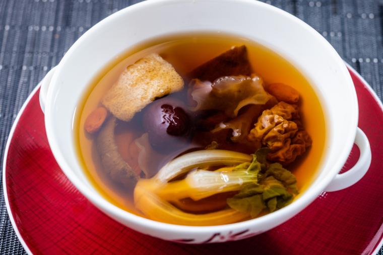 乾燥茸と広東ドライフルーツの佛跳牆（ファッティウチョン）