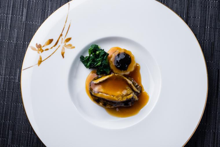 国産活鮑のオイスターソース煮込み 髪菜添え