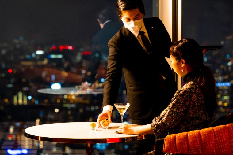 オリジナルカクテルを片手に眺める東京の夜景