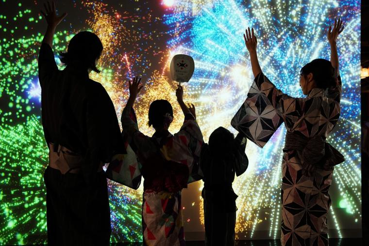 「縁花火（ゆかりはなび）」では、友人や家族と色とりどりの花火を打ち上げることができます