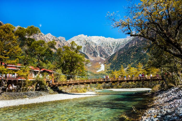 梓川（あずさがわ）にかかり、そびえ立つ穂高連峰や岳沢を望む「河童橋」