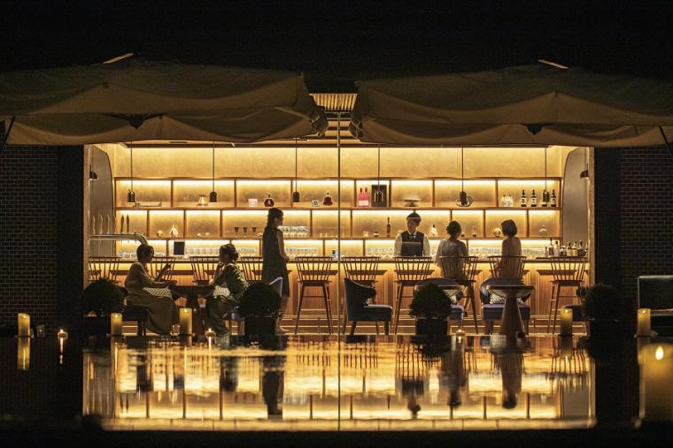 カフェやランチのほか、アフタヌーンティー、ディナー、バーとして利用できる「ザ ラウンジ カサブランカ」