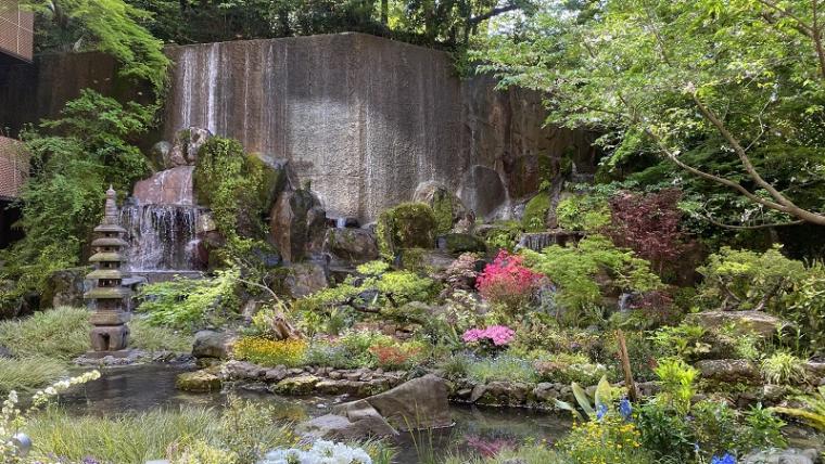 隣接する「城山ガーデンズレストラン 水簾」や「割烹 楽水」から眺められる庭園