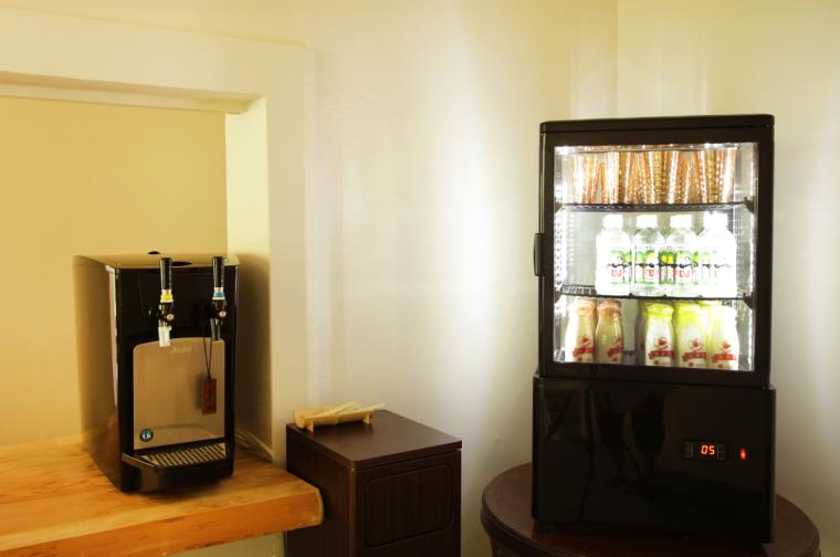 「月の湯」と「天狗の湯」の入り口前にはドリンクやセルフビールサーバーも用意