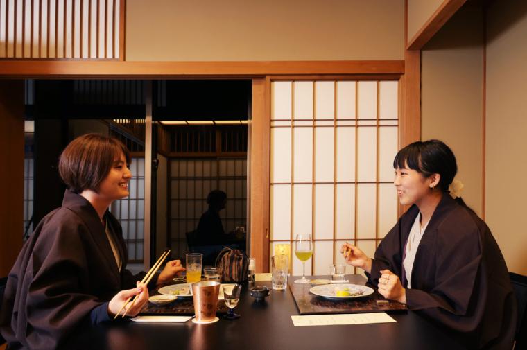 料理とお酒に会話が弾む