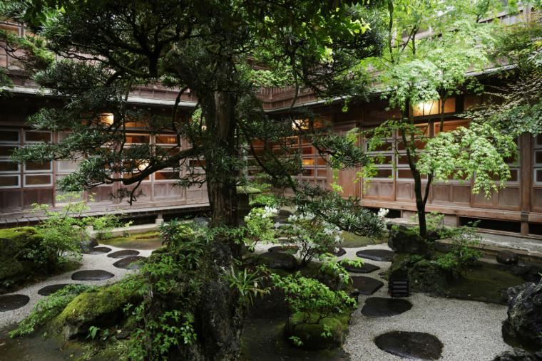 おちあいろうの庭園