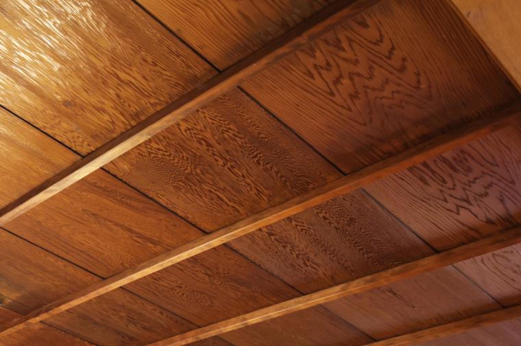 「配膳室階段棟」の天井は「鶉目杢（うずらもく）」