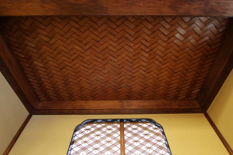 天井には「網代」という編み込み