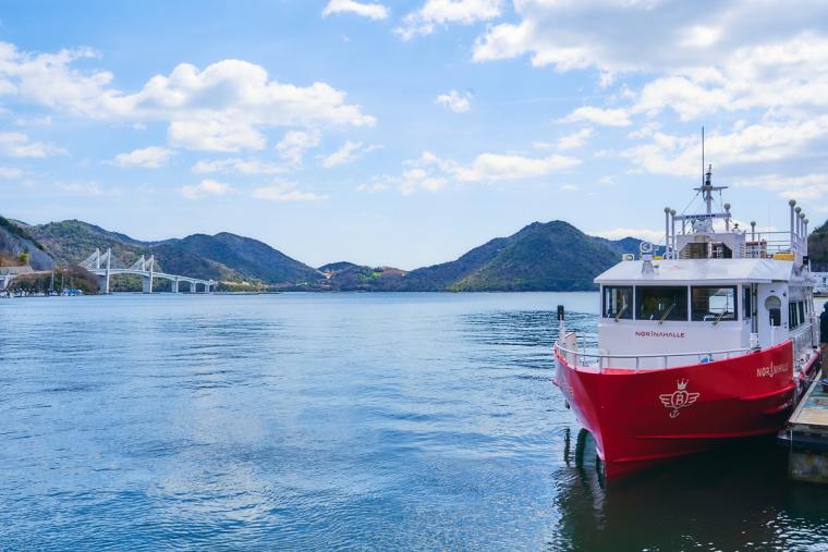 日生駅の目の前には瀬戸内海が