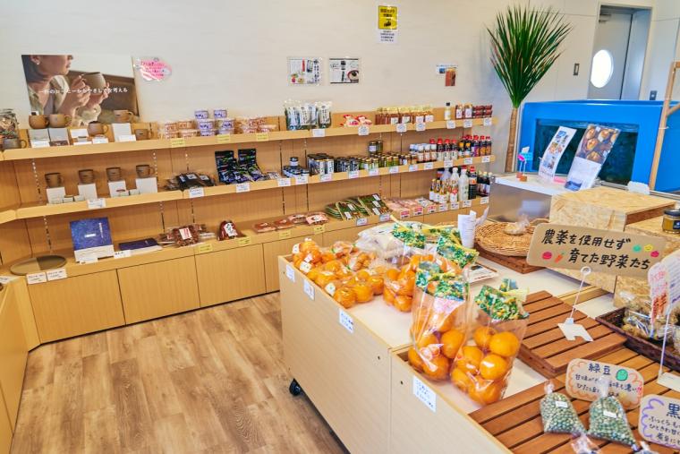 特産品やおみやげ屋さんが並ぶショップ