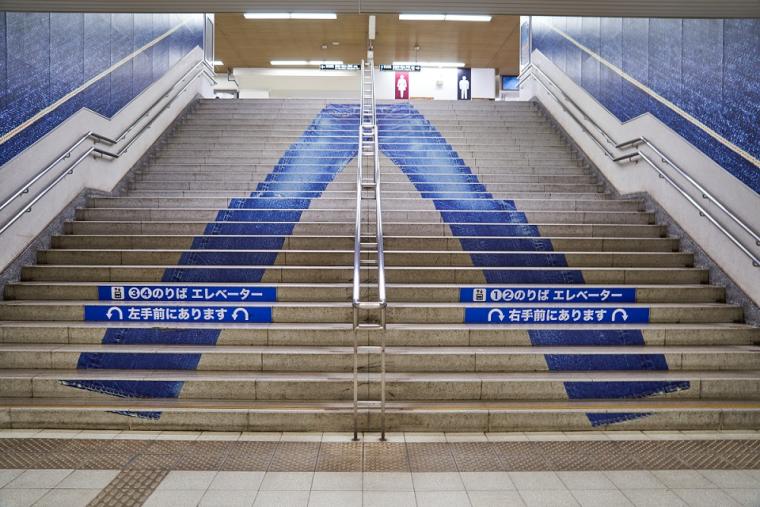 児島駅や町の至るところでジーンズを発見