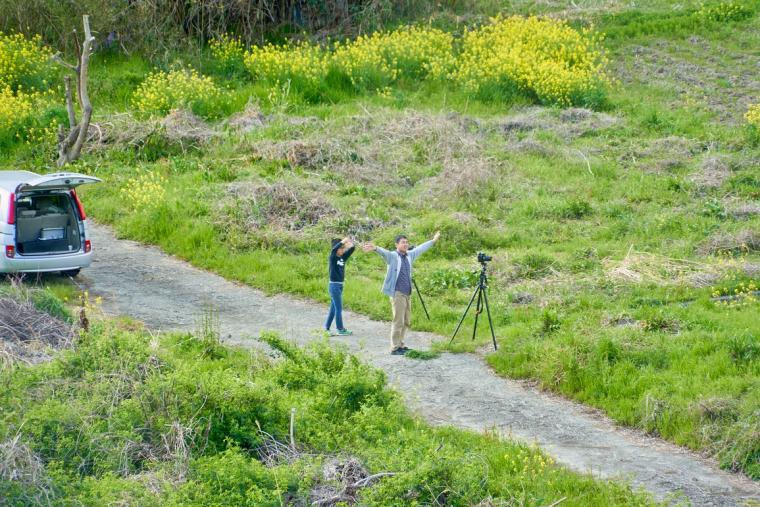 手を振る人たち