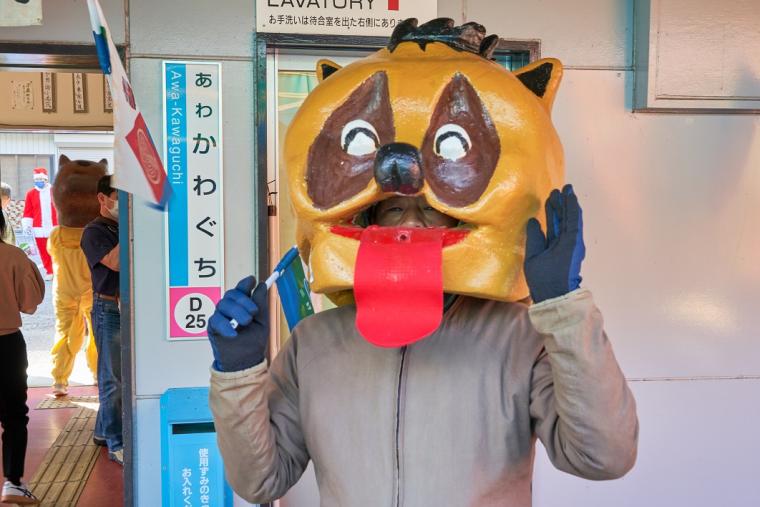 阿波川口駅ではたぬきがお出迎え