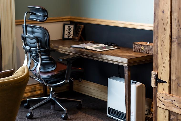 シェルターガーデン日光　客室　オフィスチェアとデスク